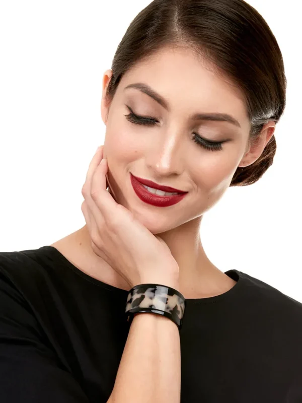 Classic Tortoise Cuff Bracelet | ZENZII Fashion